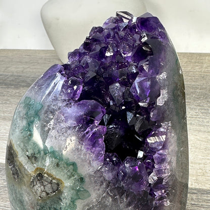 Amethyst-Druse mit natürlicher tiefvioletter Kristallstruktur