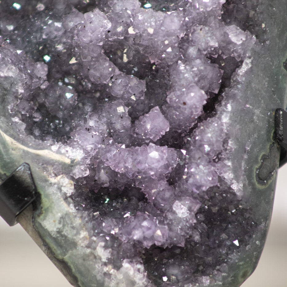 Amethyst-Geode mit fein ausgeprägter Mikro-Stalaktitenbildung