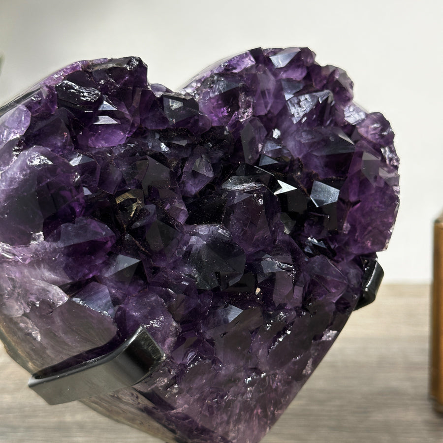 Amethyst-Herzskulptur mit großkristalliner, intensiv violetter Kristallbildung