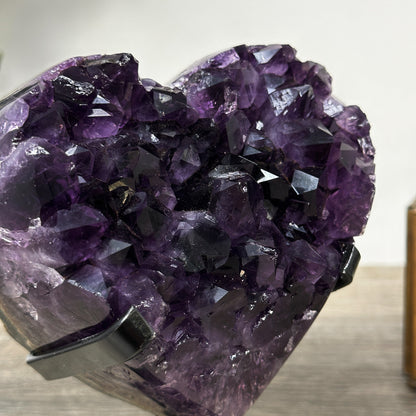 Amethyst-Herzskulptur mit großkristalliner, intensiv violetter Kristallbildung