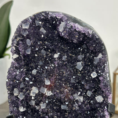 Amethyst-Matrix mit eingewachsenen Kalzitkristallen