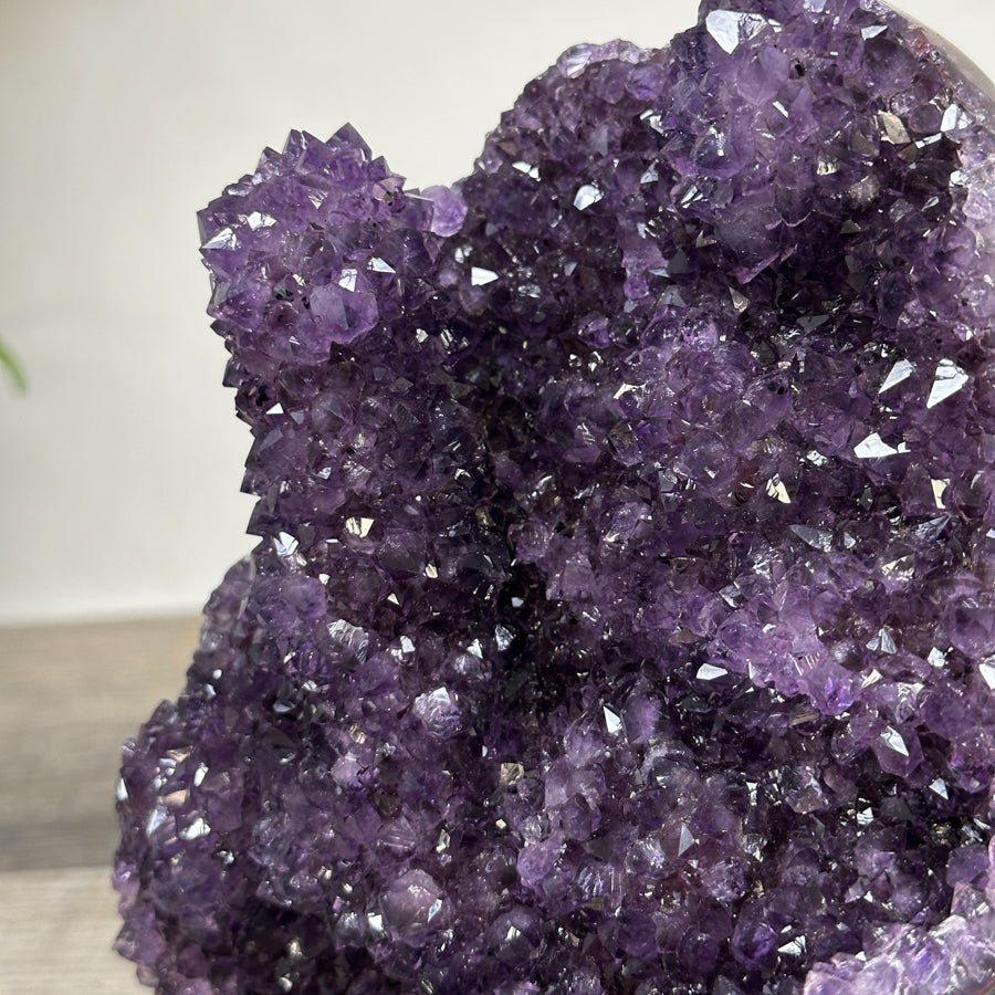 Amethyst-Kristallcluster mit kristallklarer, filigraner Struktur
