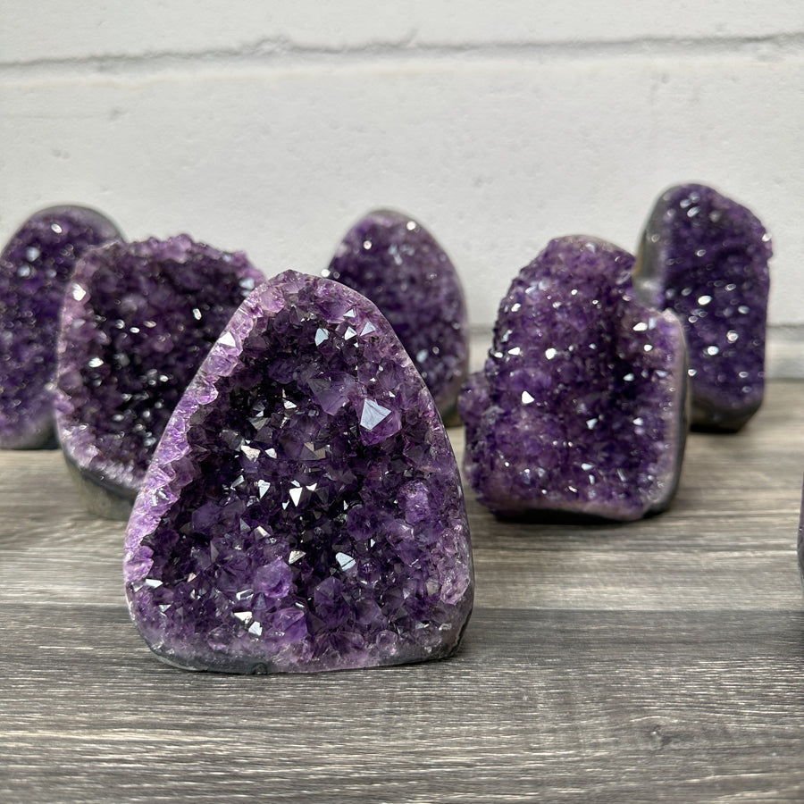 Amethyst-Kathedralen & Drusen-Set 12-teilig, mit harmonisch gewachsenen, violetten Kristallstrukturen