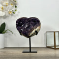 Amethyst-Jaspis-Herzskulptur mit kontrastreicher Jaspis-Matrix und violetter Kristallzone