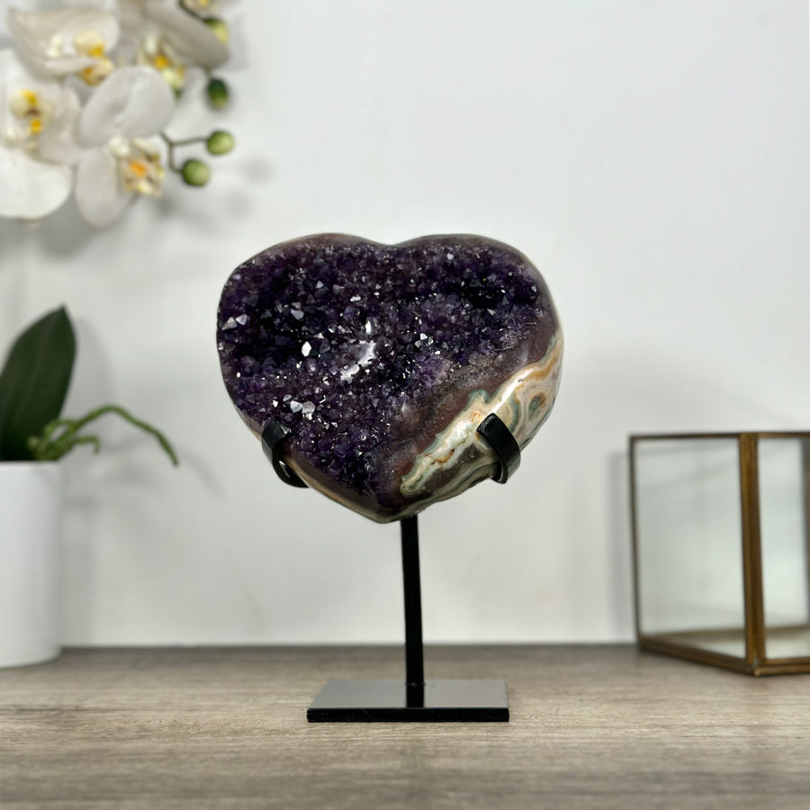 Amethyst-Jaspis-Herzskulptur mit kontrastreicher Jaspis-Matrix und violetter Kristallzone
