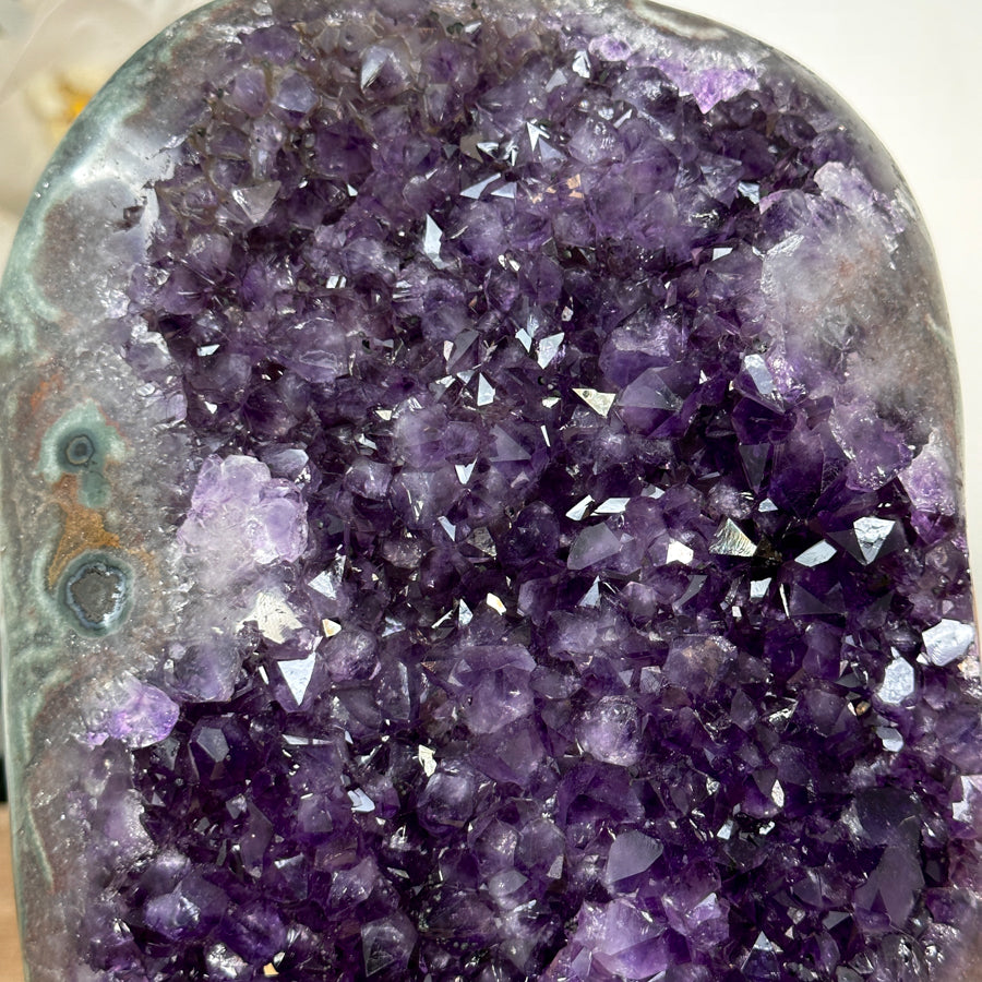 Amethyst-Kathedrale mit grüner Jaspis-Schale und strukturierter Kristallbildung