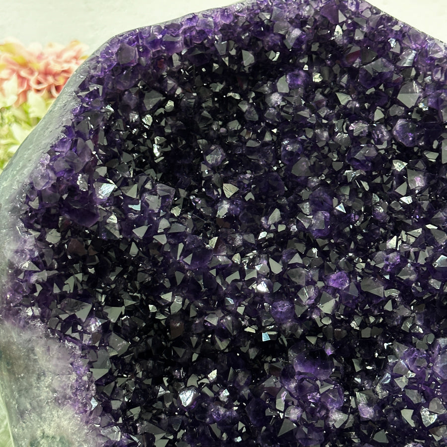 Amethyst-Kathedrale groß mit imposant geöffneter, violetter Kristallkammer