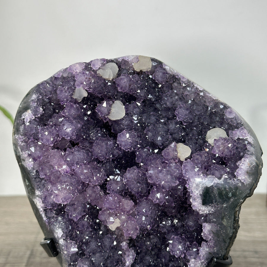 Amethyst-Cluster mit tiefvioletter, kompakter Kristallstruktur