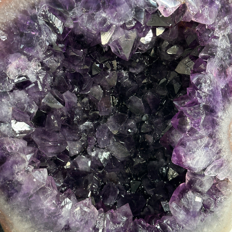 Amethyst-Geode groß mit mehrfarbig schimmernder Randstruktur