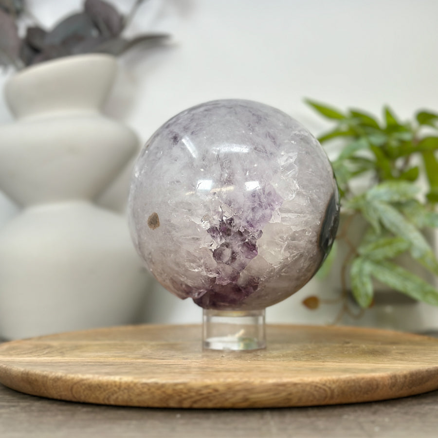 Amethyst-Achat-Steinkugel mit groß gewachsenen Kristallen und klarer Struktur