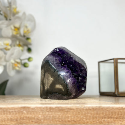 Amethyst-Geode mit violetter Kristallstruktur, in ausgewählter Spitzenqualität