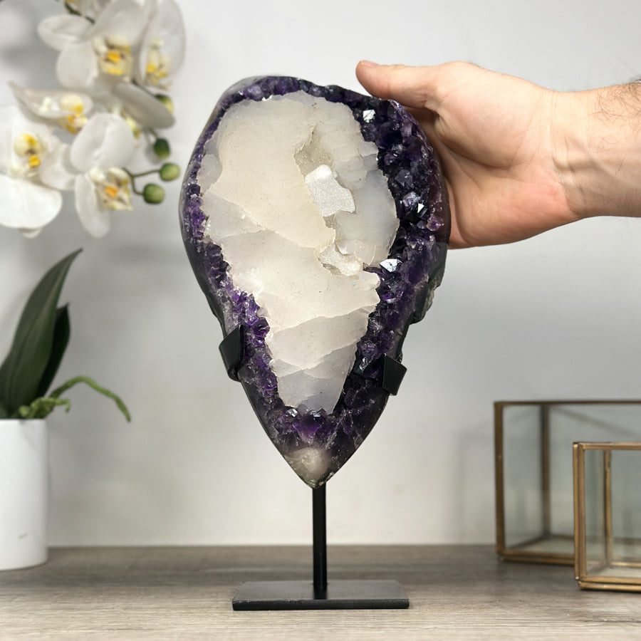 Amethyst-Cluster XL mit dominant aufgewachsener Kalzit-Formation