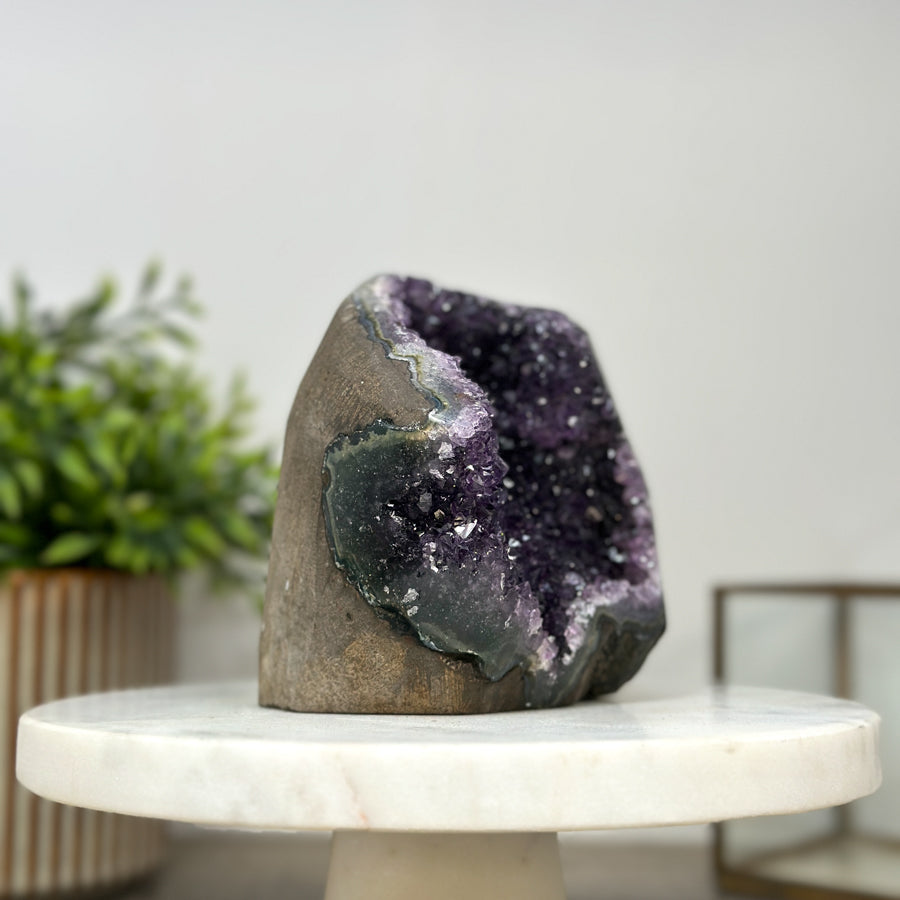 Amethyst-Geode mit geschnittener Standbasis und klarer Kristallstruktur