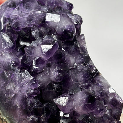 Amethyst-Kathedrale mit großkristallinen, tiefvioletten Kristallspitzen
