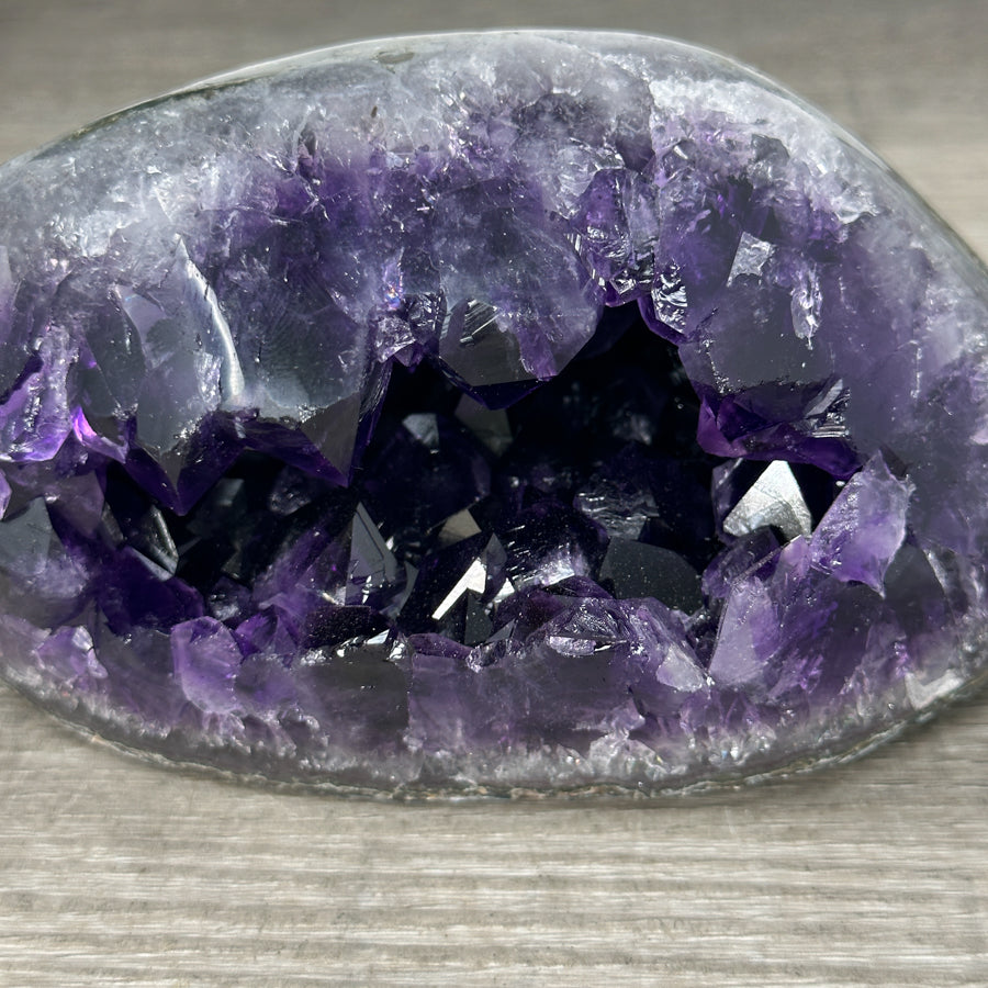 Amethyst-Geode mit großflächiger, tiefvioletter Kristallarchitektur