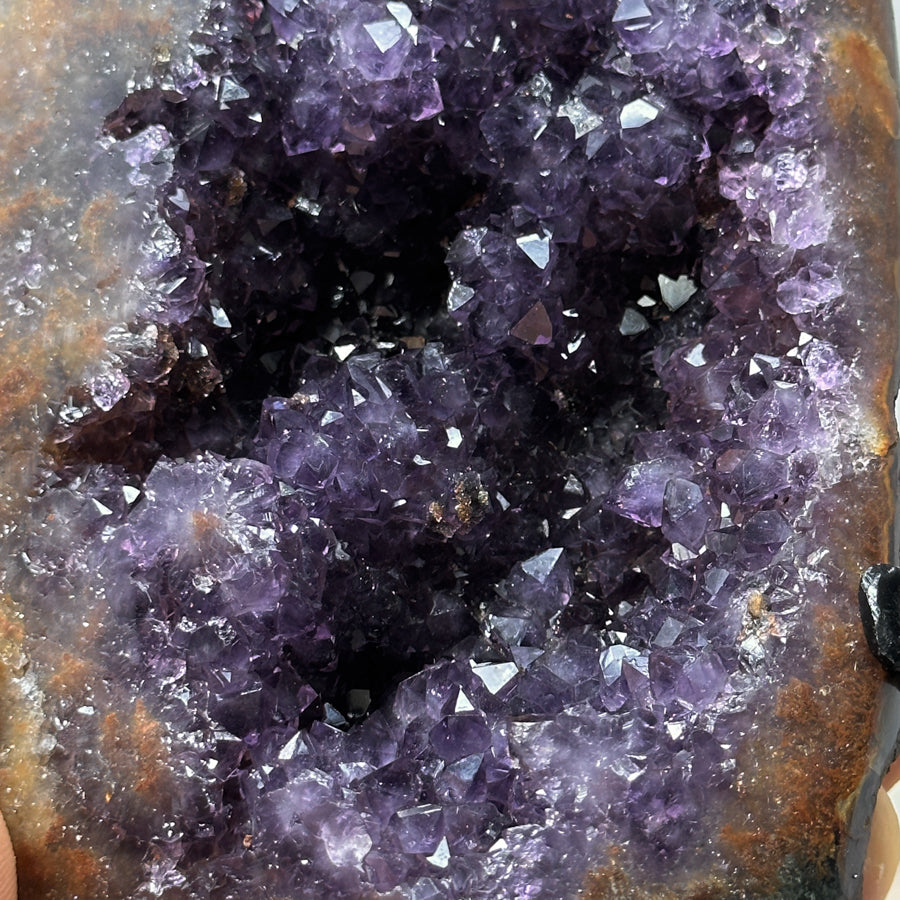 Amethyst-Achat-Geode mit natürlicher Mineralstruktur