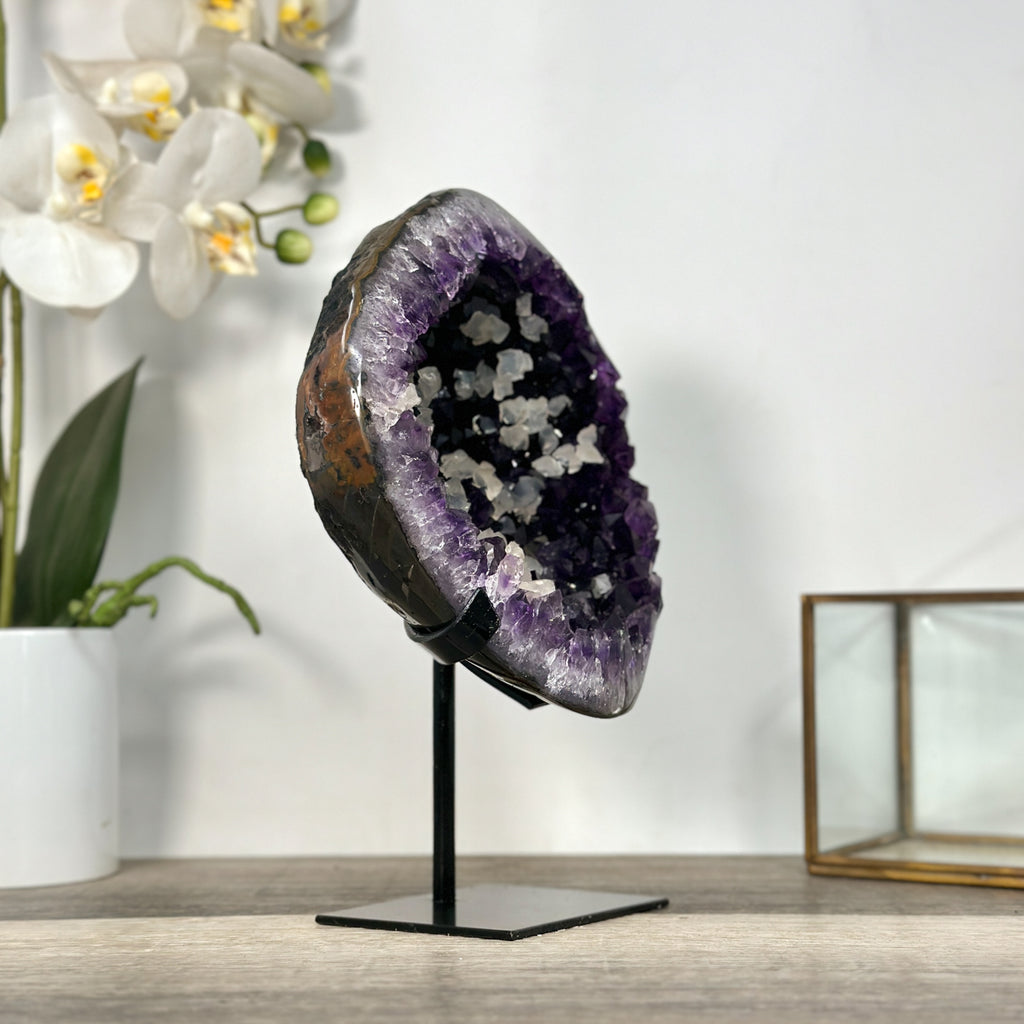 Amethyst-Geode mit klar ausgebildeter Kalzitstruktur und differenzierter Kristallbildung