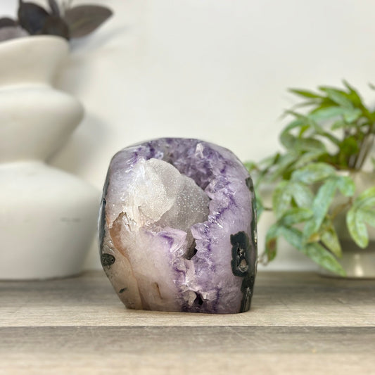 Amethyst-Geode mit natürlichem Kalzit-Kristalleinschluss und feinen Spitzen