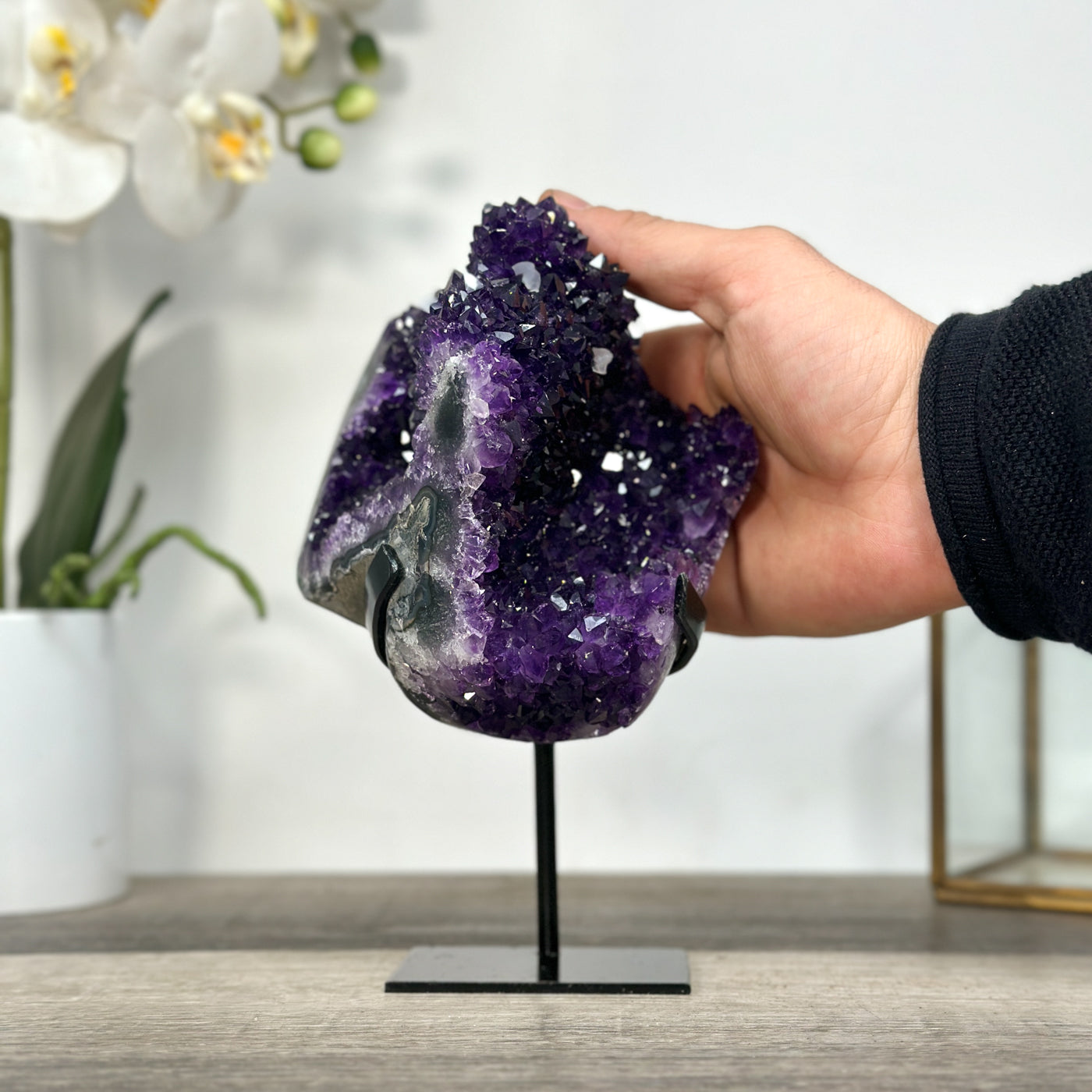 Amethyst-Cluster mit scharf ausgeprägten, tiefvioletten Kristallspitzen