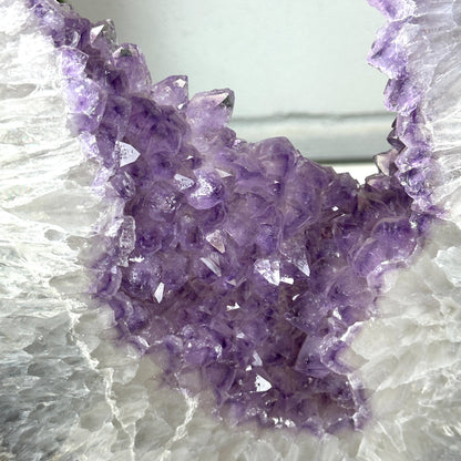 Amethyst-Geodenplatte groß mit portalartiger Kristallöffnung, in exklusiver Premiumqualität