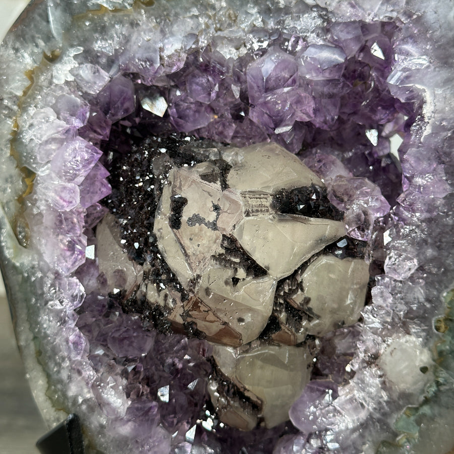 Amethyst-Geode groß mit Quarz-Schale und schwarzer Hämatit-Kalzit-Einlagerung