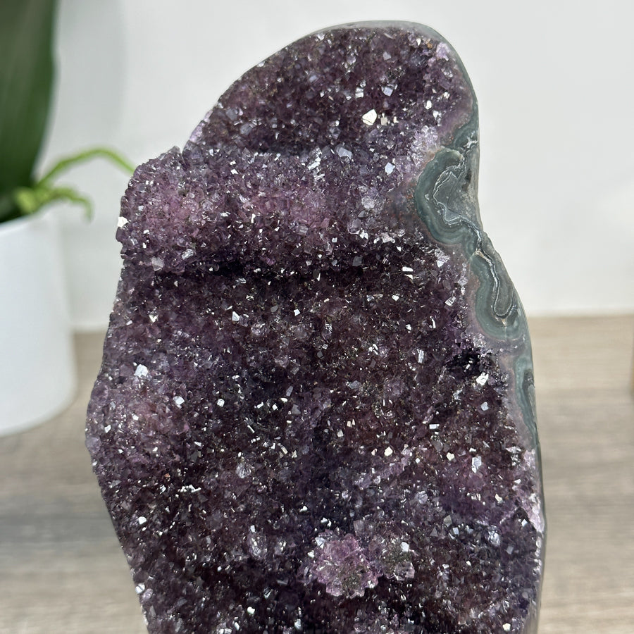 Amethyst-Kristall mit filigraner Stalaktitenbildung