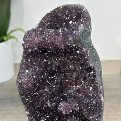 Amethyst-Kristall mit filigraner Stalaktitenbildung