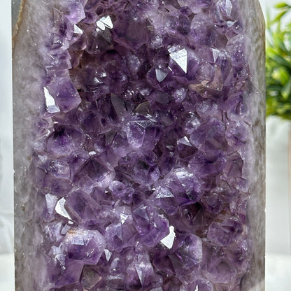 Amethyst-Achat-Obelisk mit klarer Mineralbänderung