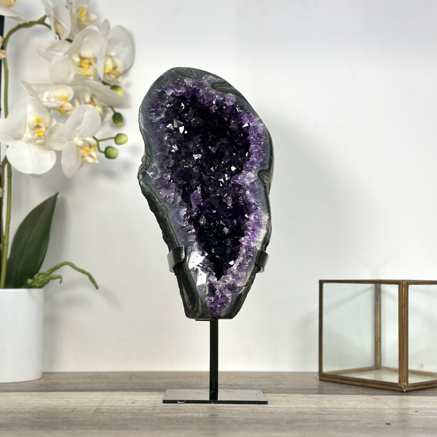 Amethyst-Geode mit intensiv schattierter, dunkler Kristallzone