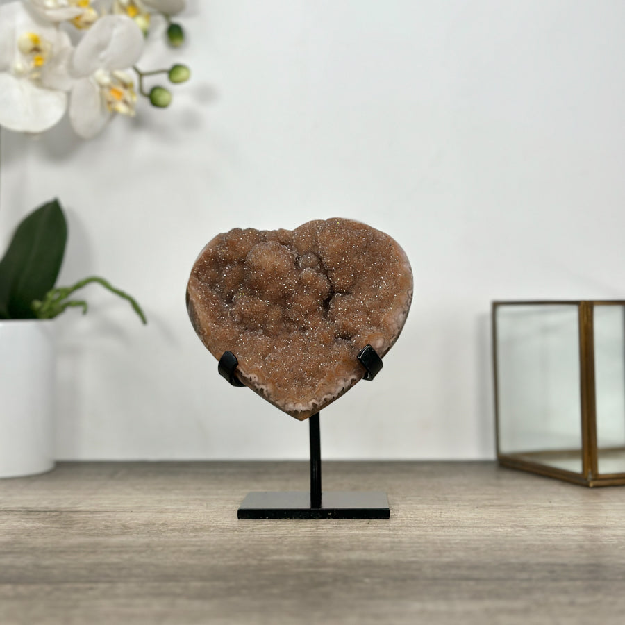 Quarz-Druzy-Herzskulptur mit orangefarbener, glitzernder Kristalloberfläche