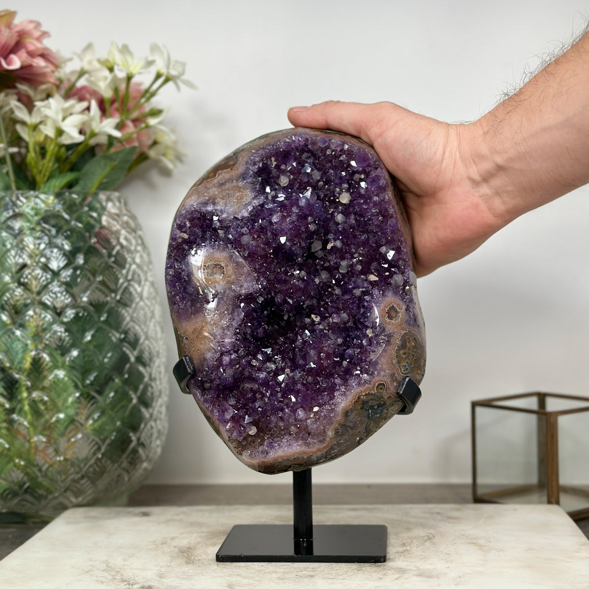 Amethyst-Geode mit eingewachsenen Kalzitkristallen und strukturreicher Kristallkammer