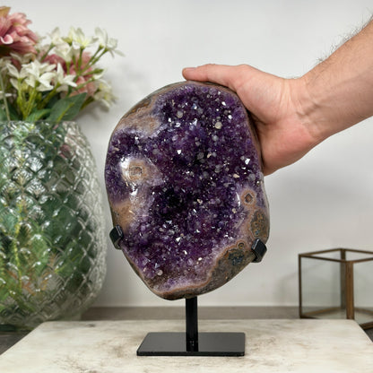 Amethyst-Geode mit eingewachsenen Kalzitkristallen und strukturreicher Kristallkammer