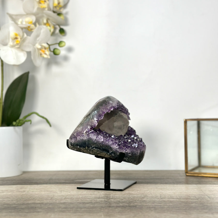 Amethyst-Geode mit Kalzitstruktur und dichter Kristallbildung