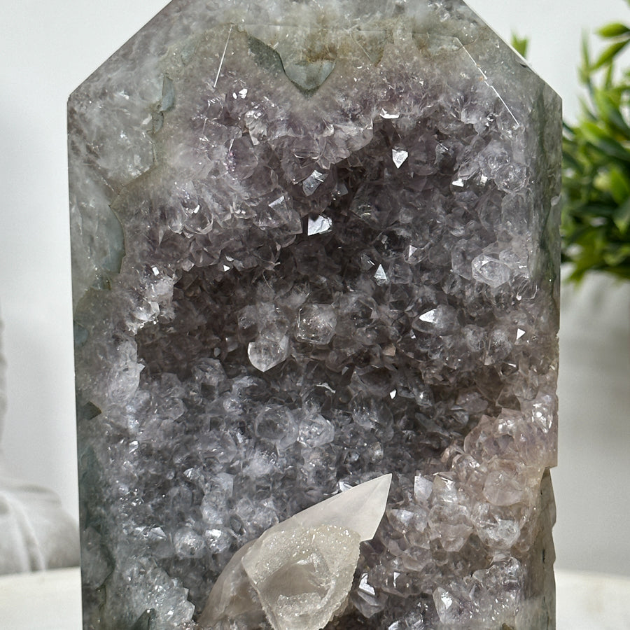 Amethyst-Kalzit-Obelisk  mit mineralischen Kristalleinschlüssen