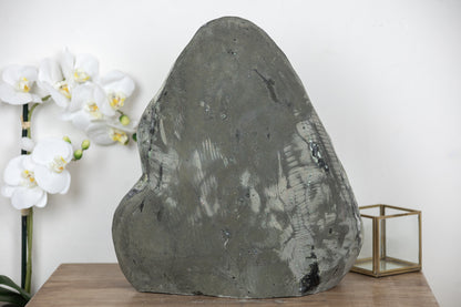 Amethyst-Kathedrale mit Kalzitformation und markanter Jaspis-Matrix, in exklusiver Premiumqualität