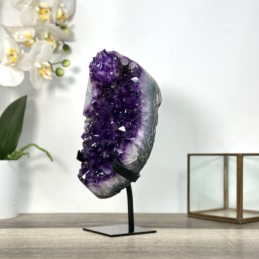 Amethyst-Cluster groß mit stark lichtreflektierenden Kristallspitzen