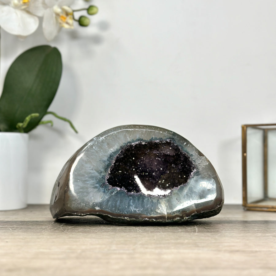 Amethyst-Quarz-Geode mit fein ausgebildetem Druzy-Zentrum