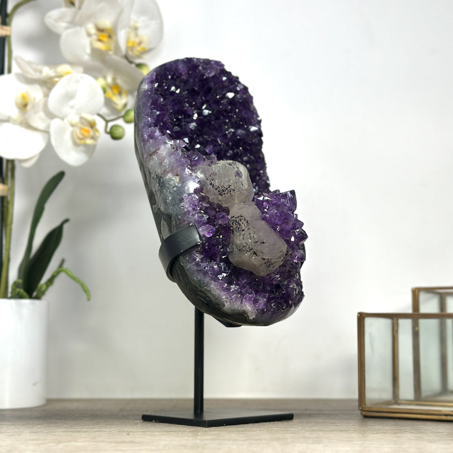 Amethyst-Stein mit kontrastreicher Kalzit- und schwarzer Hämatit-Matrix