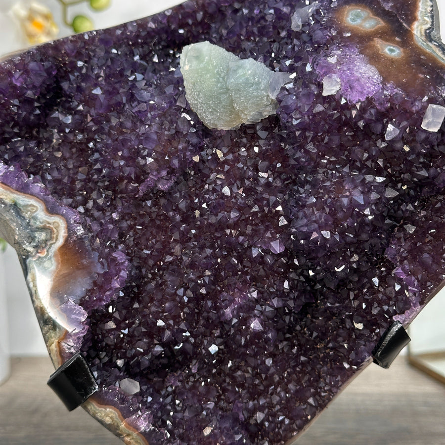 Amethyst-Kristall mit plastischer Kalzitformation und klarer Kristallstruktur