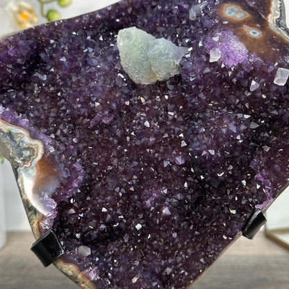 Amethyst-Kristall mit plastischer Kalzitformation und klarer Kristallstruktur