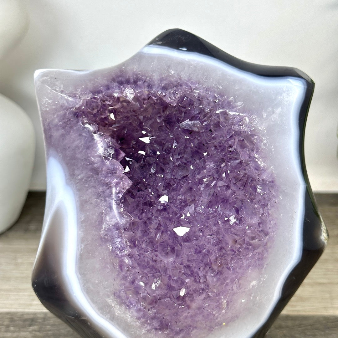 Amethyst-Skulptur mit einzigartiger Kristallarchitektur und Quarz-Einschlüssen