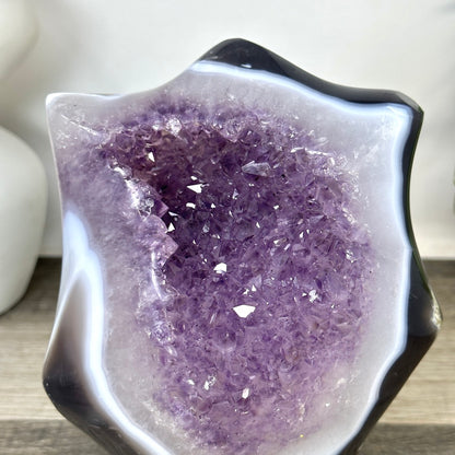 Amethyst-Skulptur mit einzigartiger Kristallarchitektur und Quarz-Einschlüssen