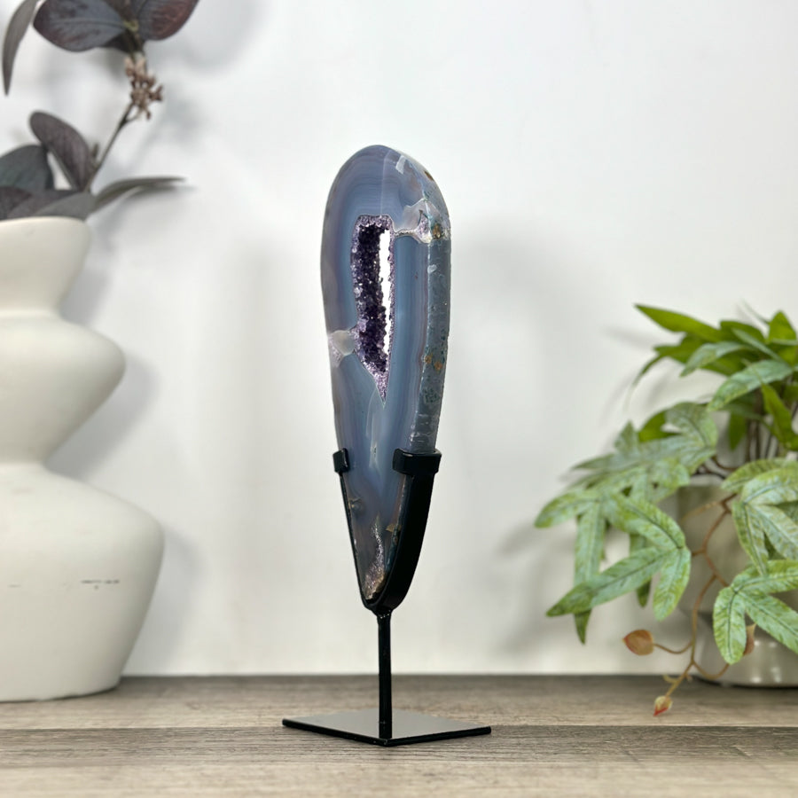 Amethyst-Portal mit kontrastreicher Achat-Schale und ausgeglichener Farbgebung