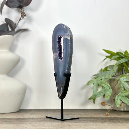Amethyst-Portal mit kontrastreicher Achat-Schale und ausgeglichener Farbgebung