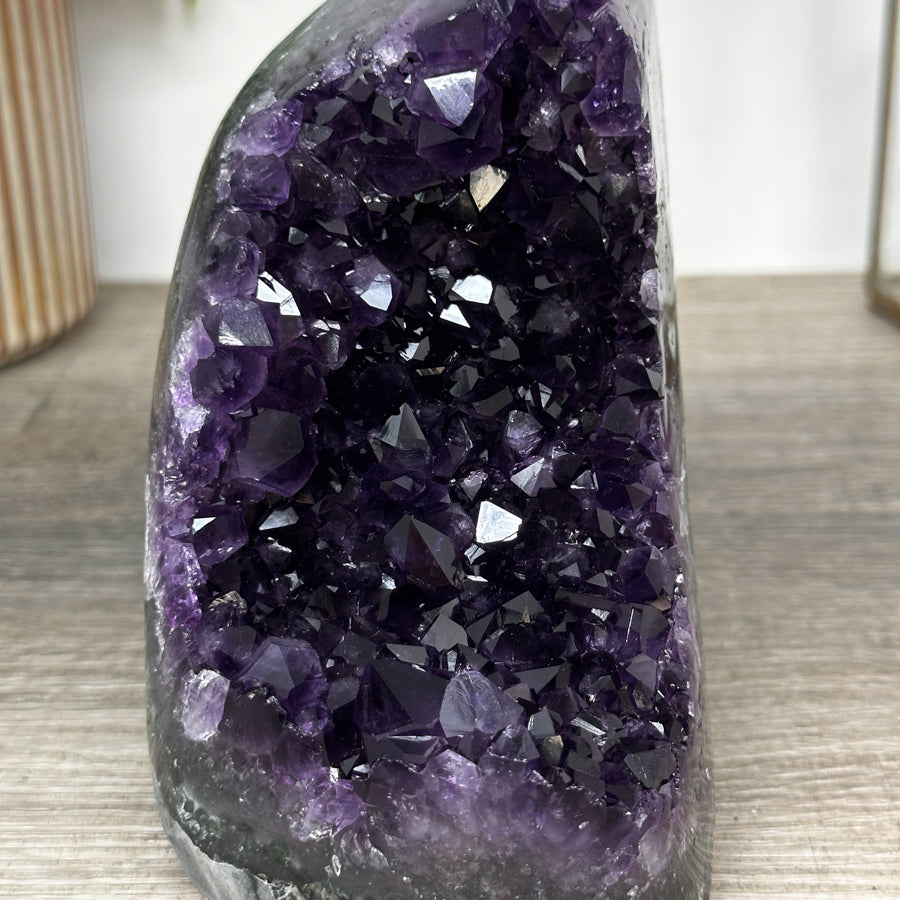 Amethyst-Druse mit klar definierten, violetten Kristallspitzen