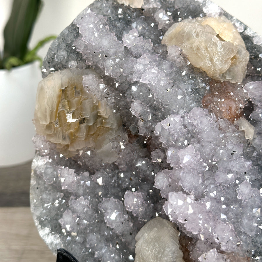 Amethyst-Kalzit-Kristallcluster mit vertikal gewachsener Tropfsteinbildung