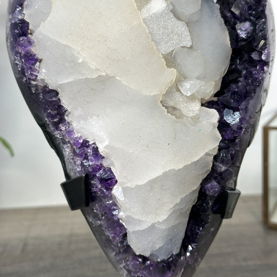 Amethyst-Cluster XL mit dominant aufgewachsener Kalzit-Formation