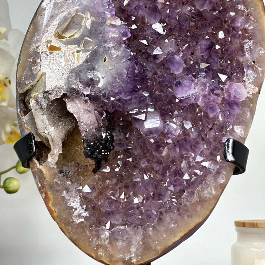 Amethyst-Kristallformation mit Pseudokalzit-Einschluss
