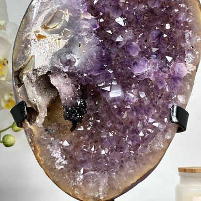 Amethyst-Kristallformation mit Pseudokalzit-Einschluss