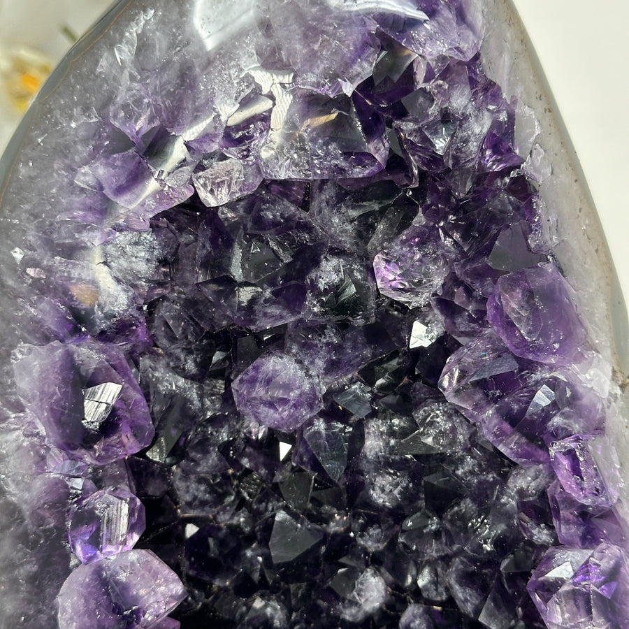 Amethyst-Geode in ovaler Form mit harmonisch verlaufender Kristallstruktur, in exklusiver Premiumqualität